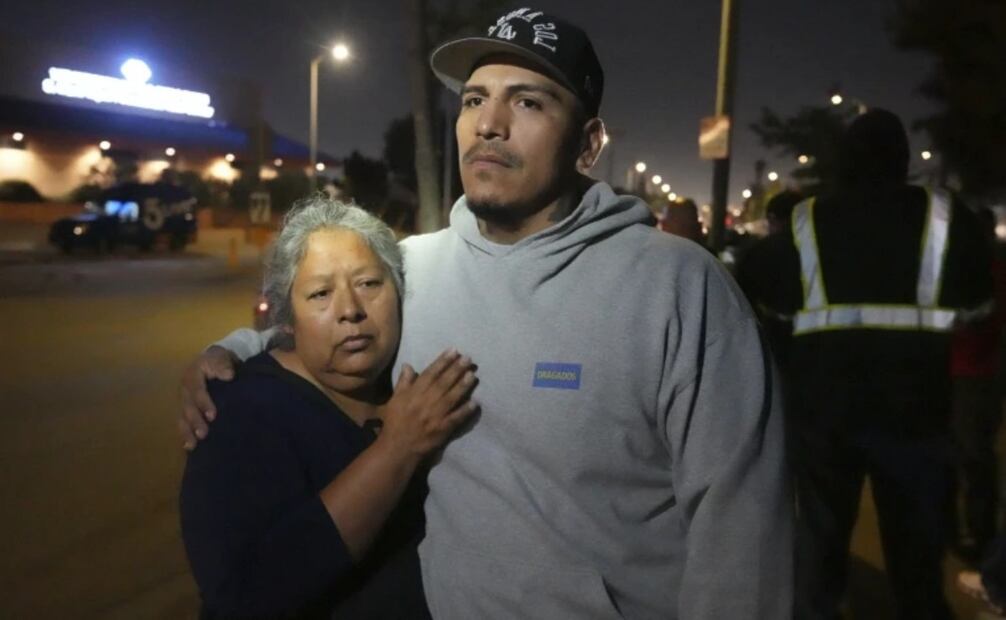 María Orozco abraza Oraldo Orozco, uno de sus tres hijos atrapados por el derrumbe parcial de un túnel en construcción en Los Ángeles, el 9 de julio de 2025. (AP Foto/Damian Dovarganes)
Esta imagen, tomada de un video distribuido por KABC/ABC7 Los Angeles, muestra a los servicios de emergencias trabajando en el lugar donde se derrumbó un túnel, el 9 de julio de 2025, en Los Ángeles. (KABC/ABC7 Los Angeles vía AP)
2 of 2 |  Esta imagen, tomada de un video distribuido por KABC/ABC7 Los Angeles, muestra a los servicios de emergencias trabajando en el lugar donde se derrumbó un túnel, el 9 de julio de 2025, en Los Ángeles. Foto: AP
