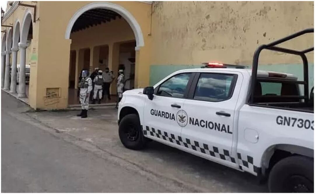 El hecho generó una intensa movilización policiaca para atender la emergencia que ocurrió en el baño del Palacio Municipal de Bokobá, Yucatán (10/01/2025). Foto: Especial