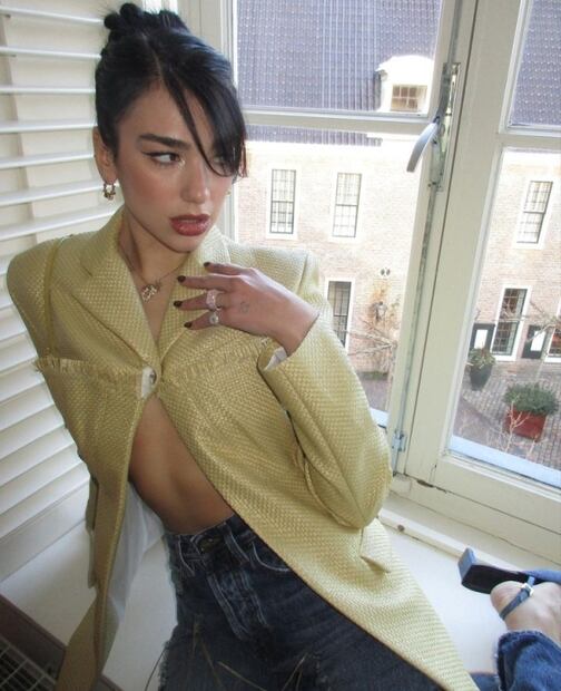 Abrigo sin blusa, el look casual atrevido de Dua Lipa