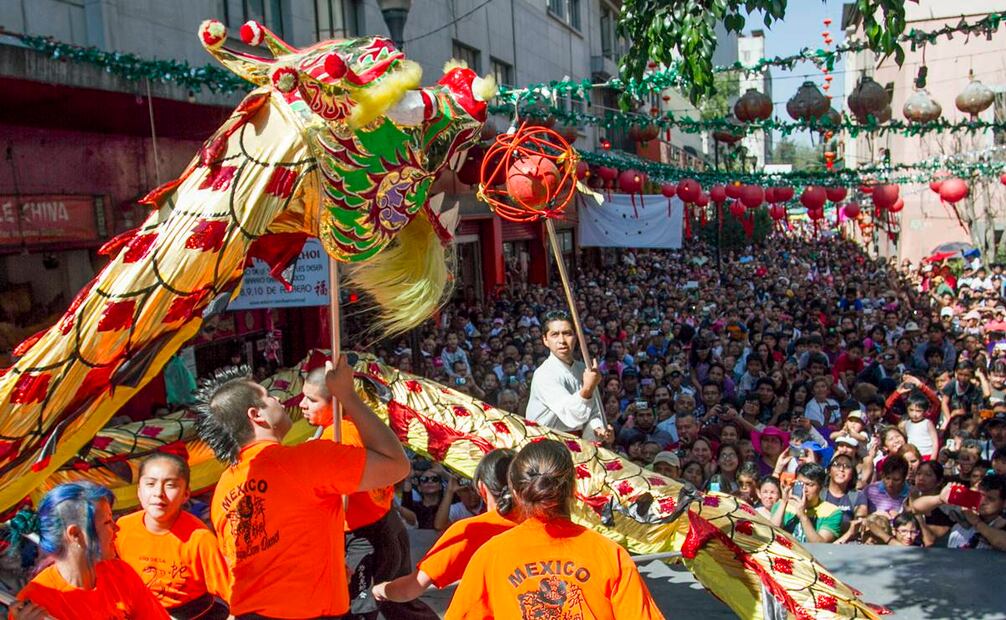 Un dragón chino para las ceremonias del año nuevo lunar requiere hasta nueve danzantes porque puede alcanzar 18 metros de longitud. Foto: Guillermo Perea /Cuartoscuro.