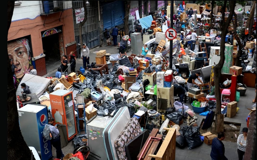 Vecinos desalojados del predio de República de Cuba 11, alcaldía Cuauhtémoc, aseguraron que el acta de diligencia con el que fueron sacadas 19 familias y 8 locatarios de sus viviendas lo recibió "una persona muerta".
Foto: Luis Camacho/EL UNIVERSAL