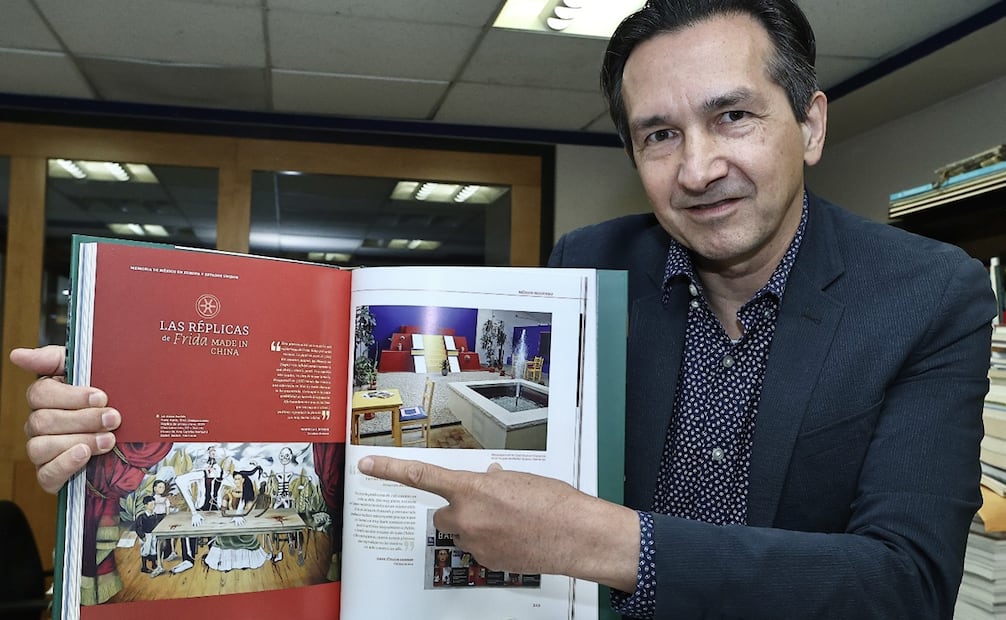 Miguel Gleason va tras el cuadro de Kahlo que se perdió en Europa del Este. Foto: Berenice Fregoso/EL UNIVERSAL.