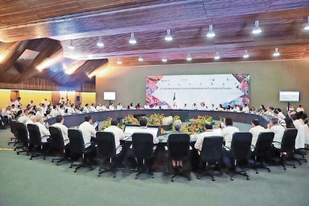 Los 32 secretarios de Finanzas de los estados, durante la Reunión Nacional de la Comisión Permanente de Funcionarios Fiscales. Foto: CORTESÍA