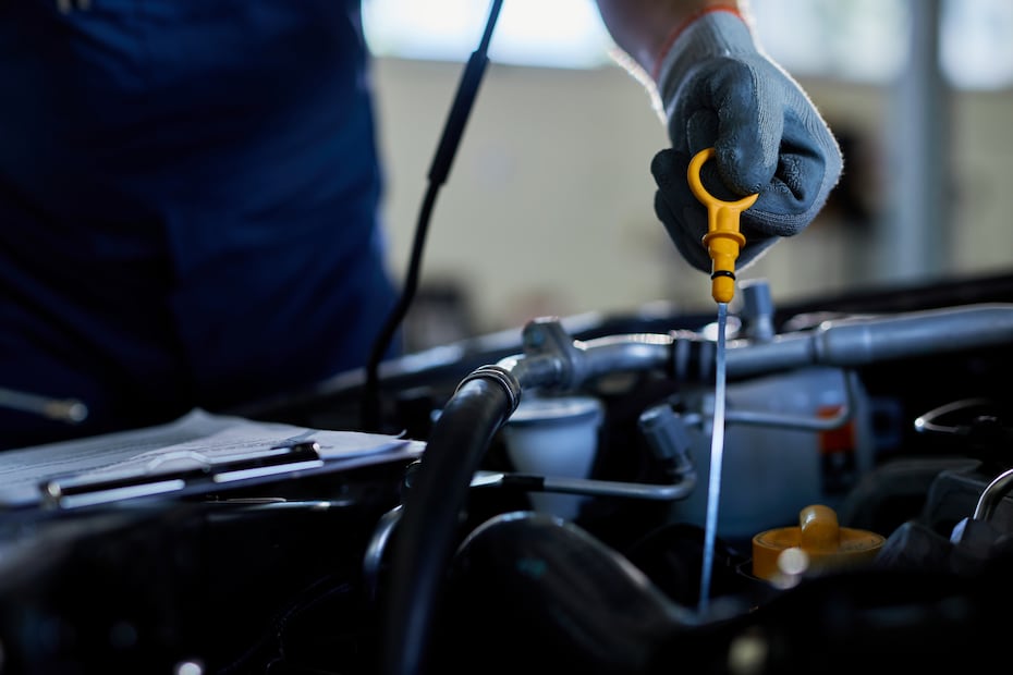 De esta forma puedes saber si tu auto tiene un exceso de aceite. Foto: Freepik