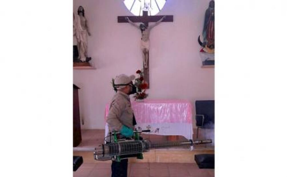 Fumigan y limpian panteones en Quintana Roo previo a Día de Muertos