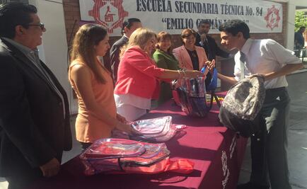 Reparten mochilas transparentes para combatir violencia en escuelas de NL 