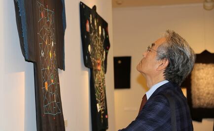 Artistas convierten kimonos japoneses en lienzos