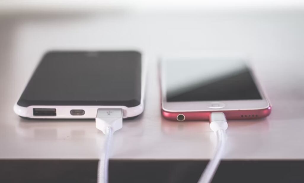 Por qué no deberías dejar tu cargador conectado todo el tiempo. Imagen: Unsplash
