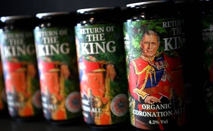 Teteras, guantes de cocina y latas de cerveza: los souvenirs de la coronación de Carlos III