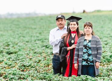 U.S. College grad poses with Mexican parents to honor their sacrifice