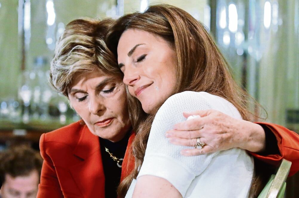 Karena Virginia (der.) es abrazada por su abogada Gloria Allred en la conferencia de prensa en la que denunció que Trump la manoseó (CARLO ALLEGRI. REUTERS)