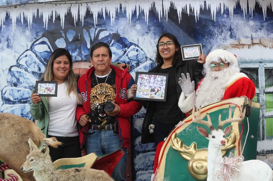 Santa Claus espera quien se tome fotos con él en Toluca. FOTO:  Jorge Alvarado/ EL UNIVERSAL/