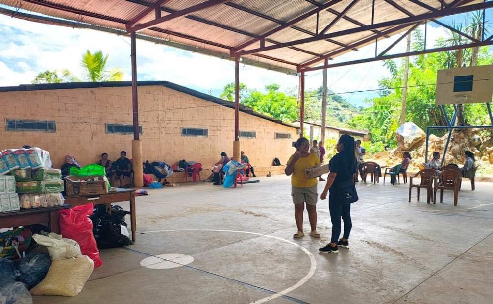 Se habilitó la cancha de básquetbol como albergue temporal. Foto: Especial.