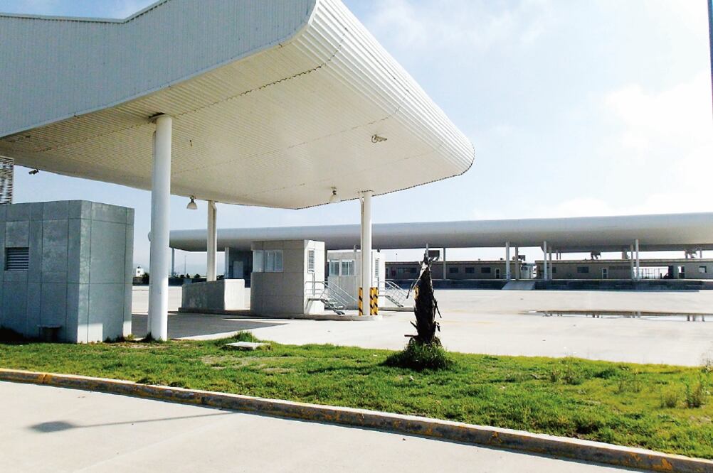 El viento hace crujir las estructuras que chillan por el abandono que sufren. Las paredes de concreto y los techos de lámina con diseño arquitectónico lucen en buenas condiciones, pero sin mantenimiento (EDGAR ÁVILA. EL UNIVERSAL)