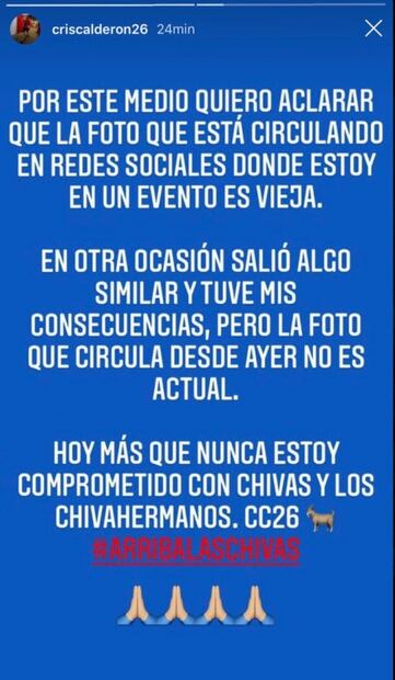 Cristian Calderón explica sus fotos en una fiesta