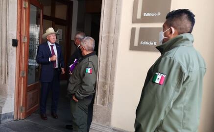 Ken Salazar llega a Palacio Nacional tras resolución de la Corte sobre Ley Eléctrica