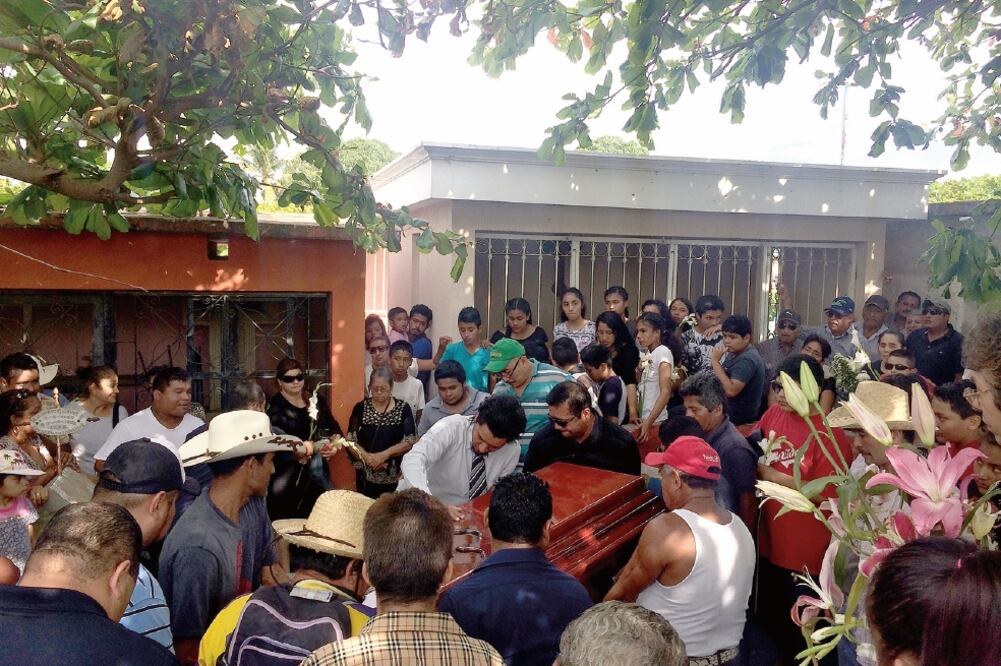 Familiares y amigos acompañaron a Jenny hasta su última morada en el panteón municipal de Matias Romero, al norte del Istmo oaxaqueño (ROSELIA CHACA. EL UNIVERSAL)