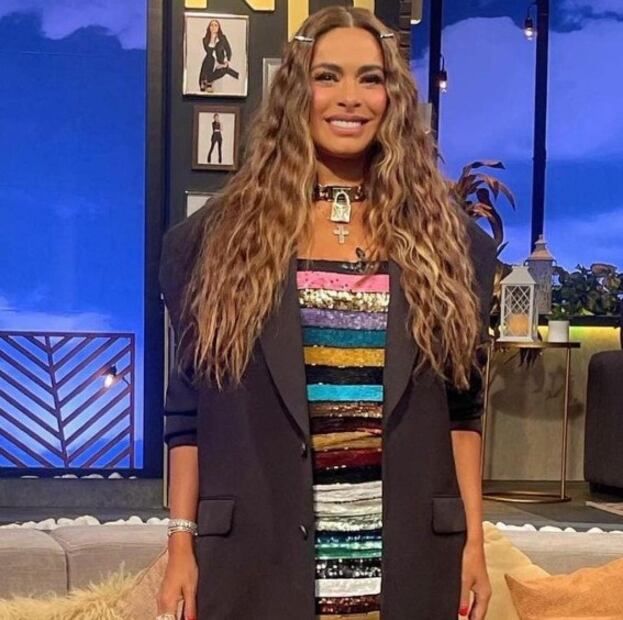 Galilea Montijo impacta en minivestido multicolor y medias negras
