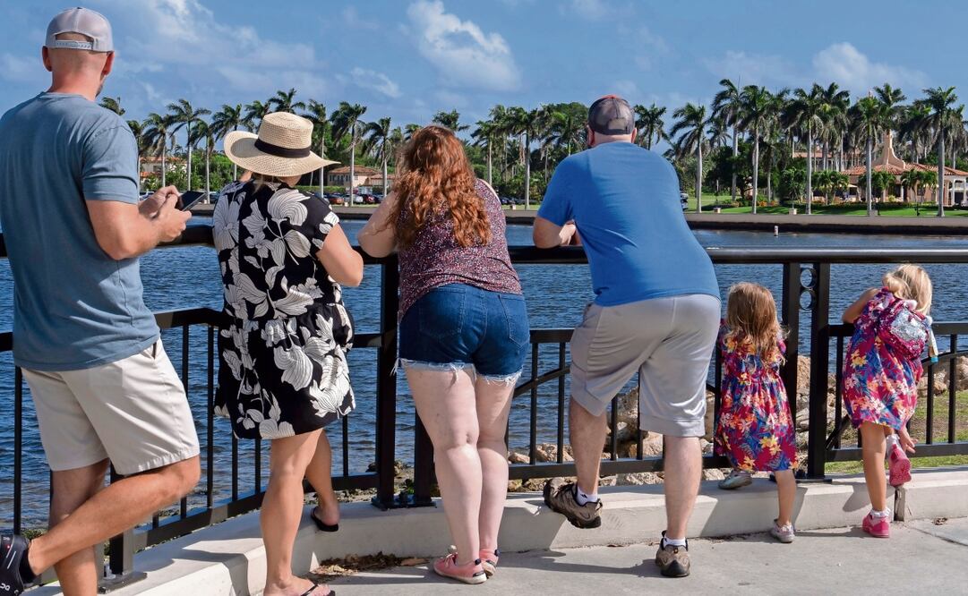 La gente se acerca a la residencia de Mar-a-Lago, donde vive Donald Trump, para tomarse fotos. Foto: Julia Demaree Nikhinson / AP