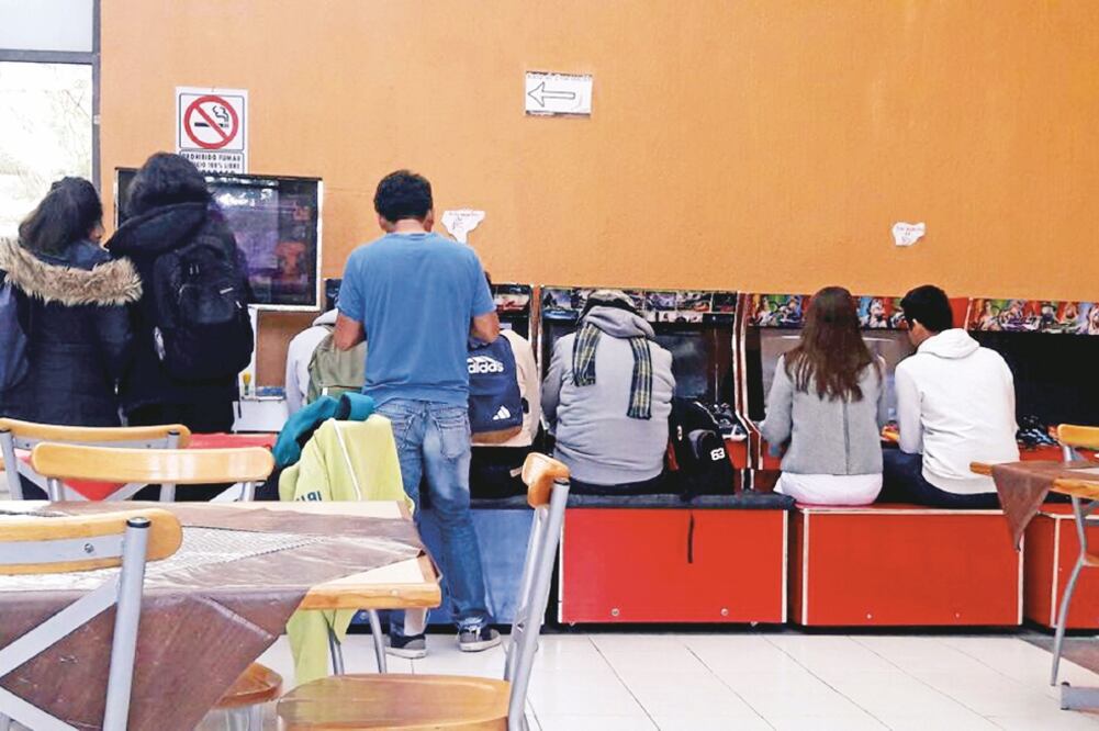 Postura. El rector Adolfo Pontigo dijo que no existen máquinas tragamonedas, pero estudiantes lo contradijeron. (ARCHIVO EL UNIVERSAL)