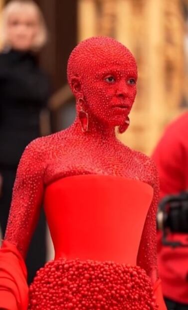 Doja Cat sorprende cubierta con 30 mil cristales de Swarovski 