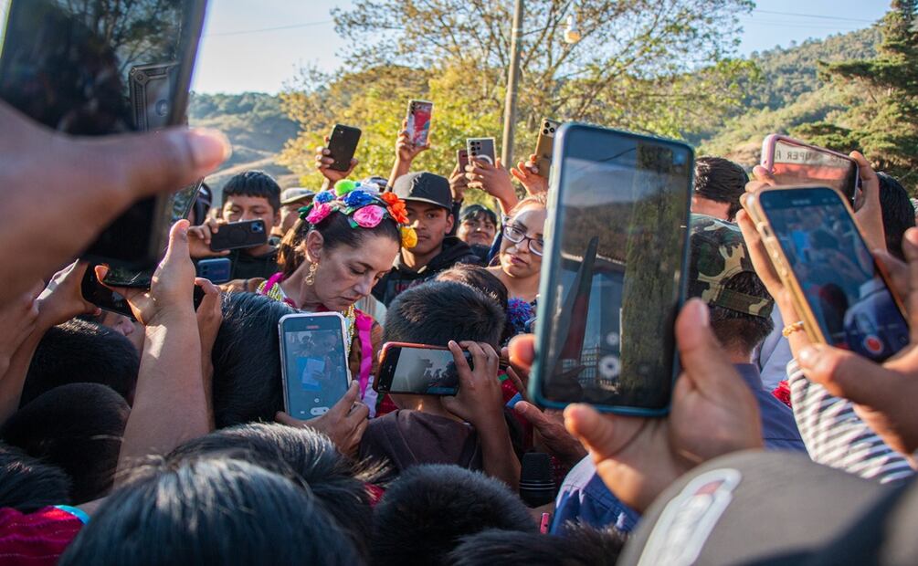 “Dejamos nuestras casas y queremos regresar”, le dicen niños triquis desplazados a Sheinbaum en su visita a Oaxaca. Foto: Juana García