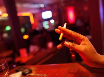 Europa busca criminalizar a clientes de prostitución, no sólo a explotadores