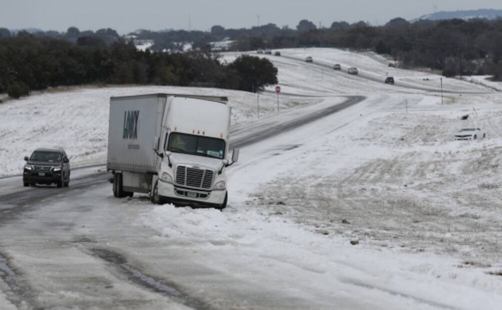 Tormenta invernal cubre de nieve el noreste de EU; retrasa vacunación de Covid
