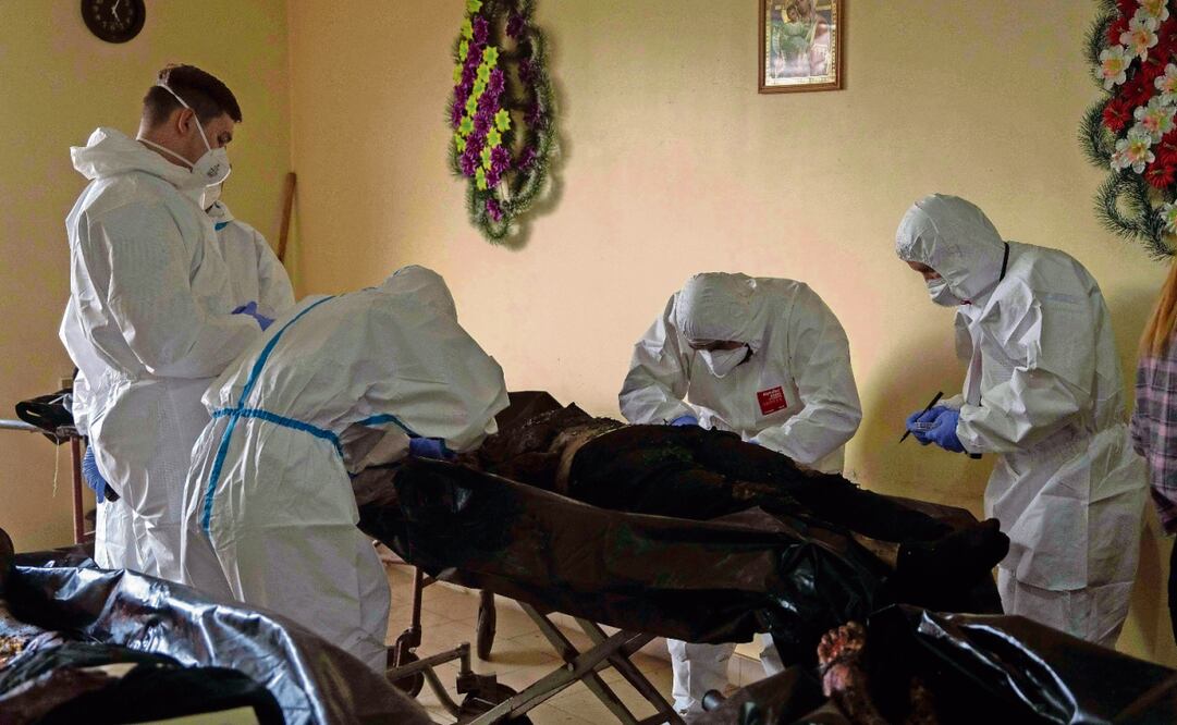 Forenses, al examinar los cuerpos de las víctimas mortales tras un ataque ruso contra la aldea de Yarova, en Donetsk. Foto: Alex Babenko / AP