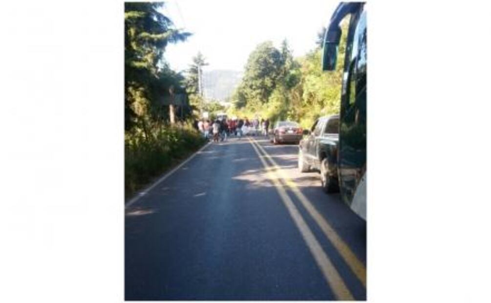 Manifestantes bloquean carretera Toluca-Axixintla