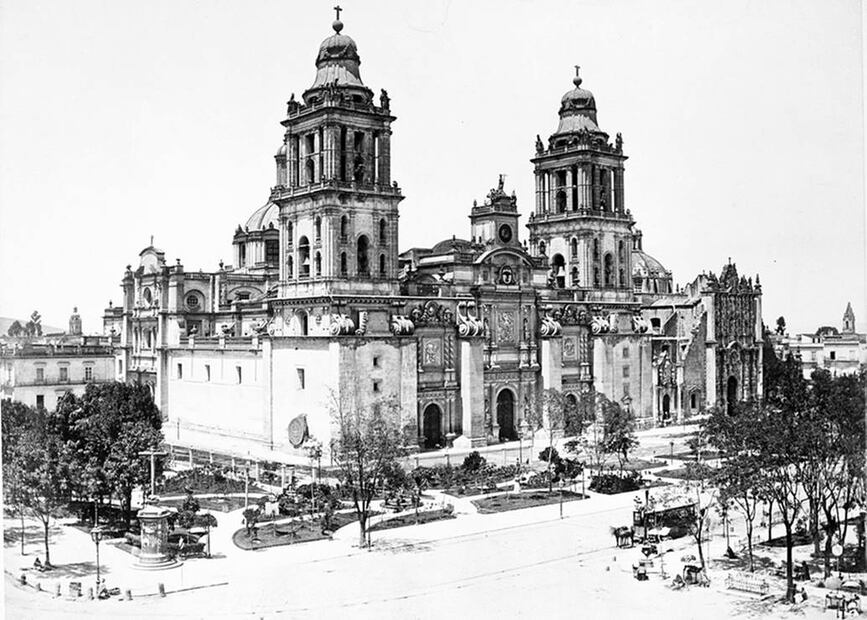 Vista de la Catedral de la Ciudad de México entre 1880 y 1887. Foto: Abel Briquet, Library of Congress / Especial.