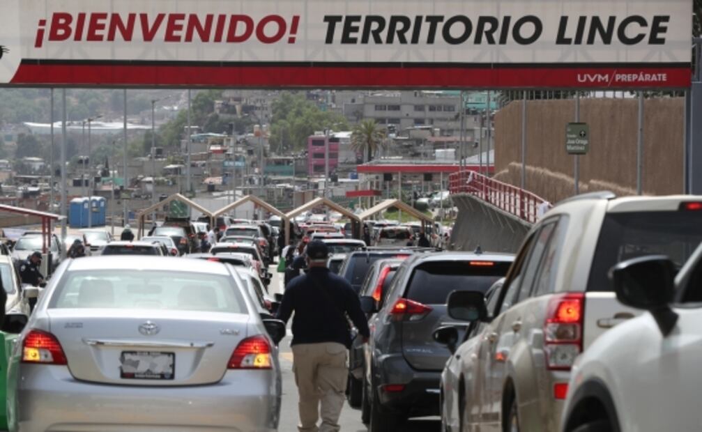 Centros de vacunación en autos en Edomex, con filas de varios kilómetros