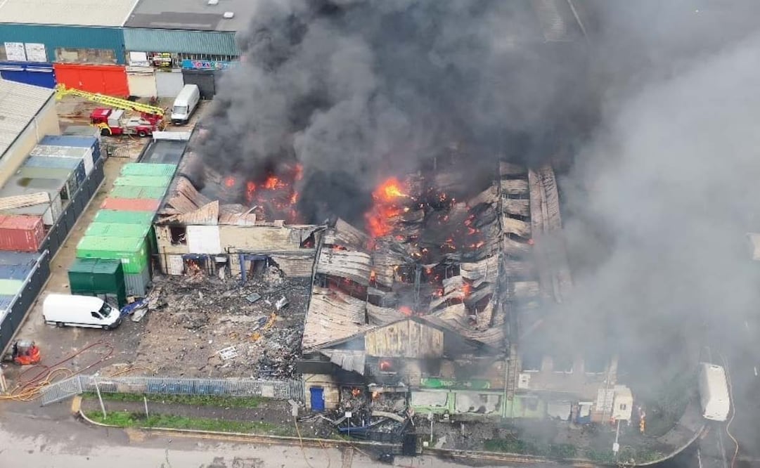 Los bomberos continúan respondiendo al grave incidente en Southall. Una escuela y un bloque de viviendas cercanos han sido evacuados como medida de precaución mientras los equipos responden. Foto: X @LondonFire