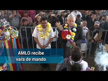 AMLO recibe vara de mando del pueblo otomí