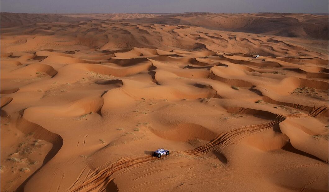 Participantes del Rally Dakar sortean las dunas entre Hail y Al Duwadimi, en Arabia Saudita. Foto: AP