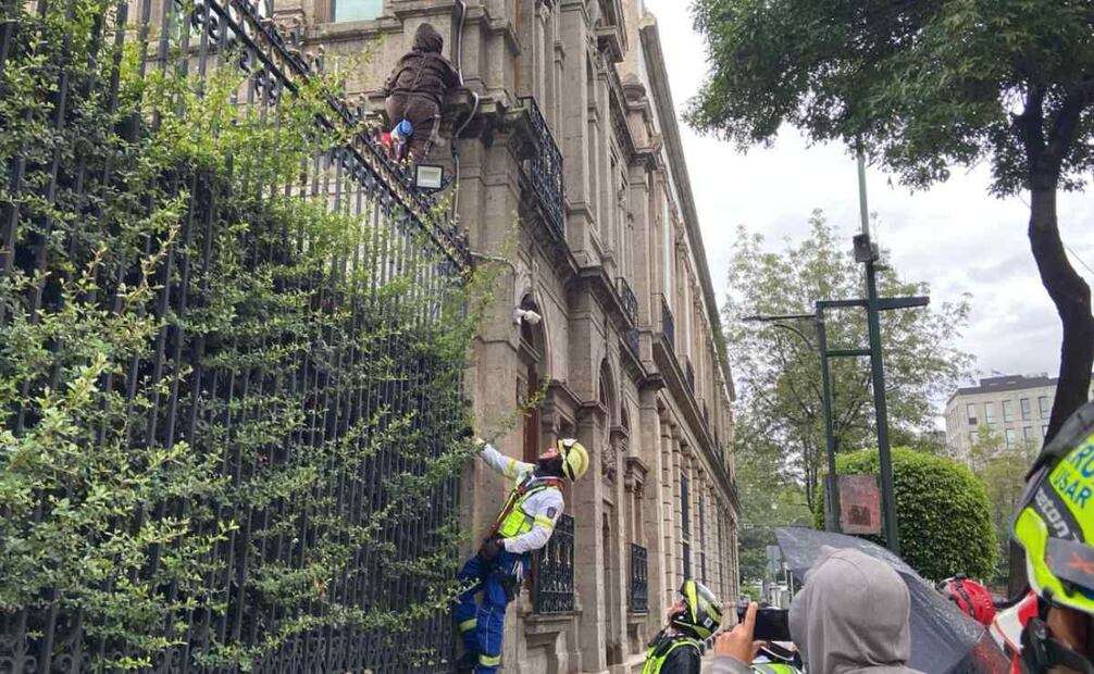 Una de las manifestantes sube a estructura de edificio (19/06/2025). Foto: Juan Carlos Williams / EL UNIVERSAL