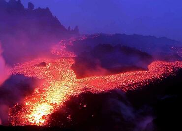 Las fallas en su lado sureste y la elevación del magma, han favorecido las erupciones del volcán Etna