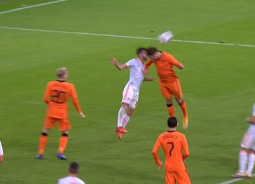 Futbolista sufre brutal cabezazo en el Holanda vs España