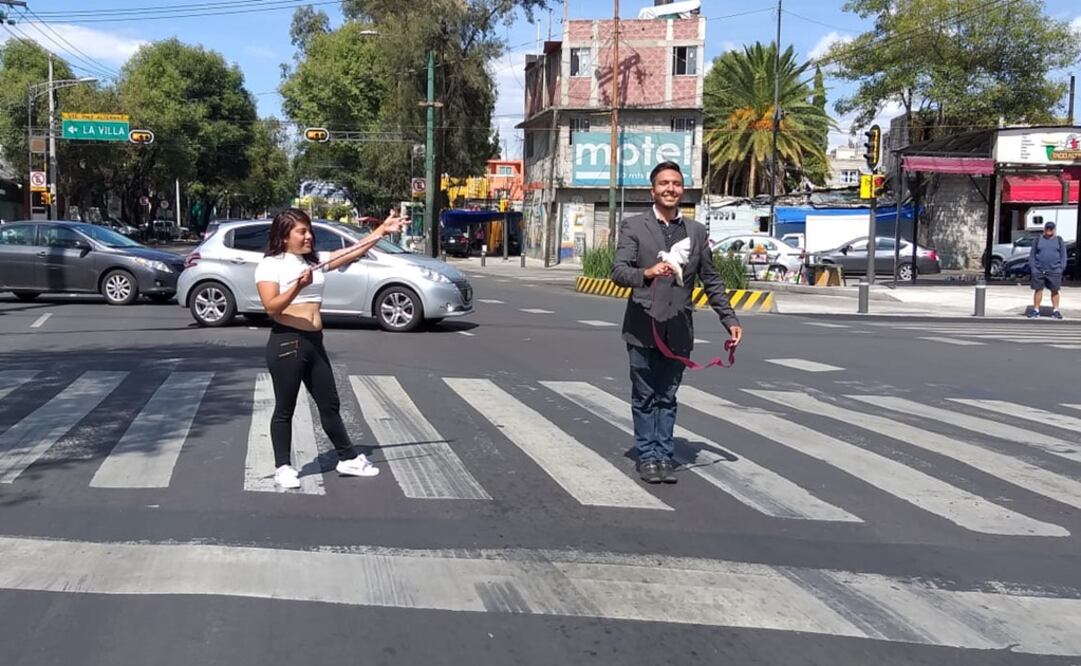 Magos profesionales ofrecen ahora sus shows en las calles para sobrevivir al desempleo. Foto: Vania Alexia Rodríguez
