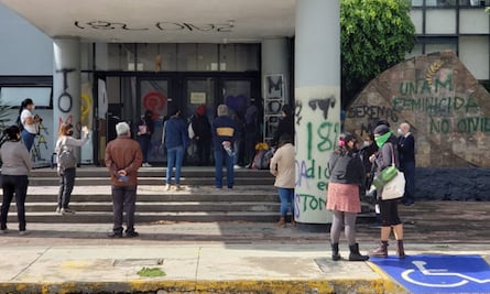 Tras paro, manifestantes contra violencia de género entregan Facultad de Economía