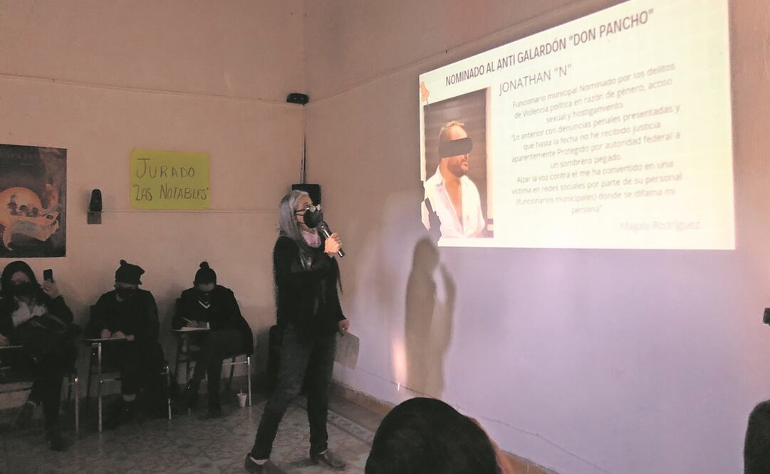 Como sátira, mujeres exhibieron a hombres machos para otorgar el antigalardón Don Pancho. Foto: Francisco Rodríguez. EL UNIVERSAL