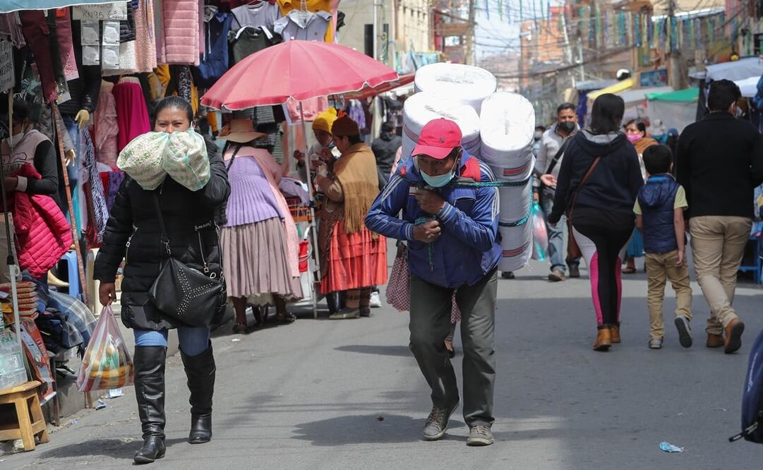 Gente sale a hacer sus compras en medio de la pandemia de Covid-19. Foto: EFE / Martín Alipaz, archivo