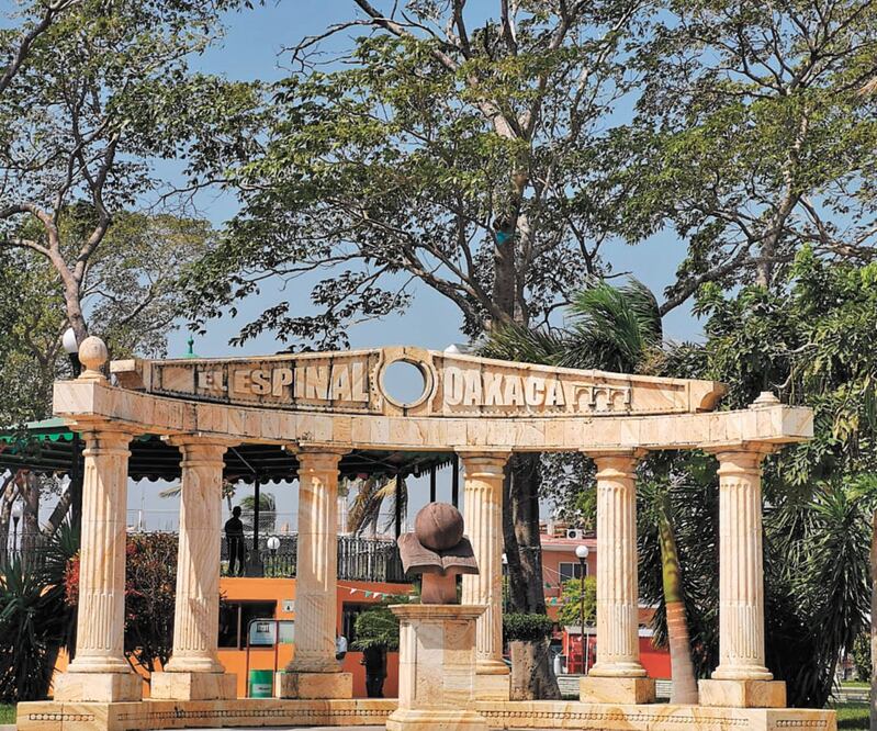 Un monumento en el parque principal El Espinal, Oaxaca, donde los habitantes consideran a Héctor Alejandro Cabrera como un respetado “espinaleño” que no olvida sus raíces zapotecas. Foto: ROSELIA CHACA. EL UNIVERSAL