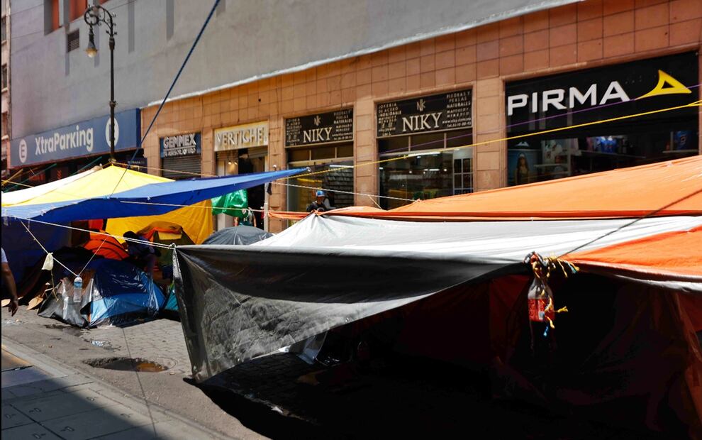 El plantón de maestros de la CNTE ha provocado una disminución en las ventas de hasta 80% en los comercios del Centro Histórico de la Ciudad de México. Foto: Diego Simón Sánchez/EL UNIVERSAL