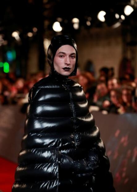 Ezra Miller lleva vestido de plumas a la alfombra roja ¿y cuál es el problema?