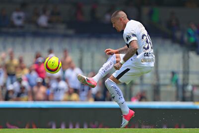 La historia de los zapatos del hat-trick de Nico Castillo