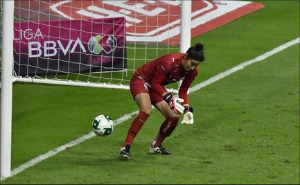 Portera de Rayadas se equivoca y la comparan con Hugo González