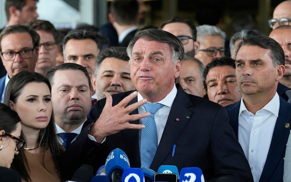 El expresidente de Brasil Jair Bolsonaro habla con la prensa en el Congreso en Brasilia, Brasil, el miércoles 26 de marzo de 2025, después de que un panel de jueces del Tribunal Supremo de Brasil aceptara cargos en su contra por un supuesto intento de permanecer en el cargo tras su derrota en las elecciones de 2022. Foto: AP