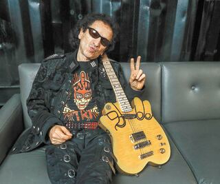 Alex Lora canta a los héroes de blanco