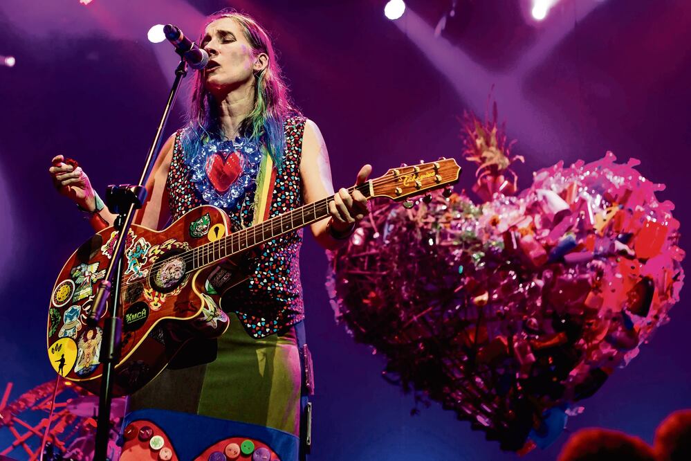 Parte del atuendo y escenografía del grupo eran de objetos reciclados (FOTOS: CÉSAR VICUÑA. OCESA)